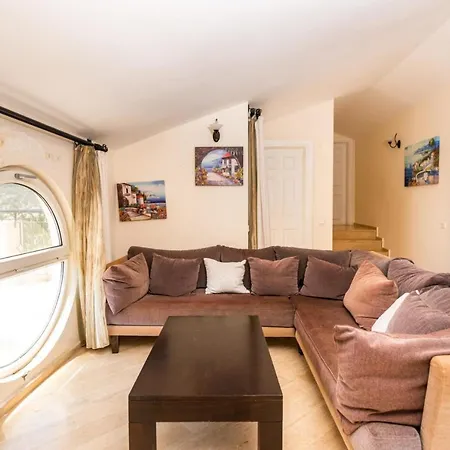 Lovely Flat Near With Shared Pool In *