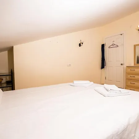 Lovely Flat Near With Shared Pool In *